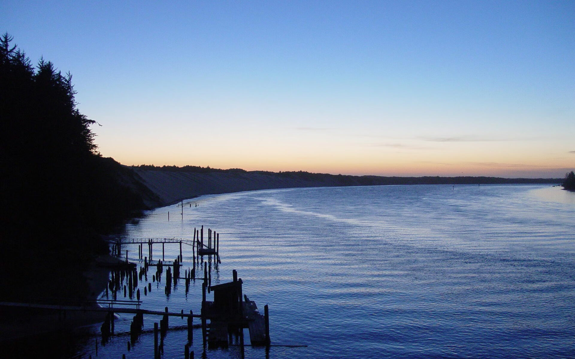 特斯·冯·迪克：中场的指挥官，为南非队提供战术深度，安迪冯斯特拉克